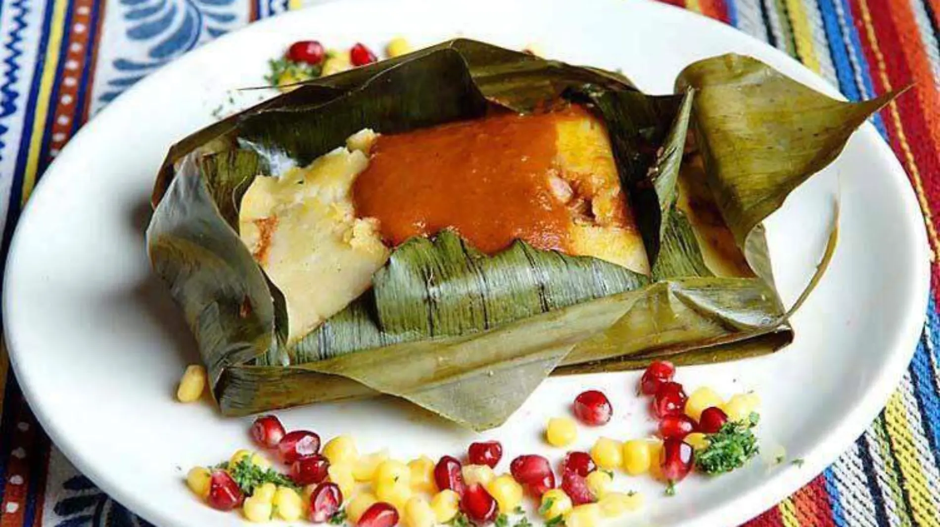 NUEVA YORK  110106 .- El tamal de pollo en mole envuelto en hoja de plátano y cocinado al vapor es una receta típica de Nochebuena en diversos países latinoamericanos.